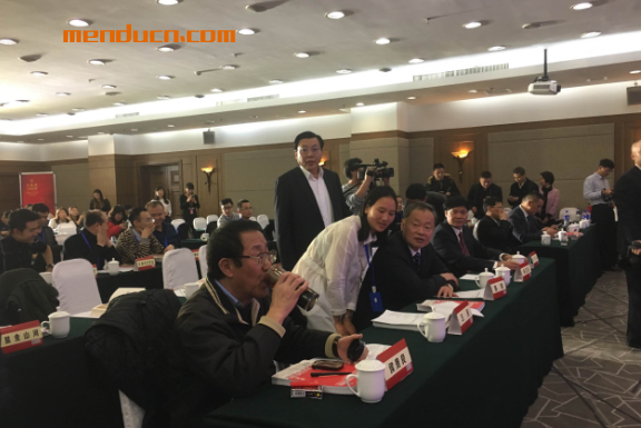 倾听会长发言